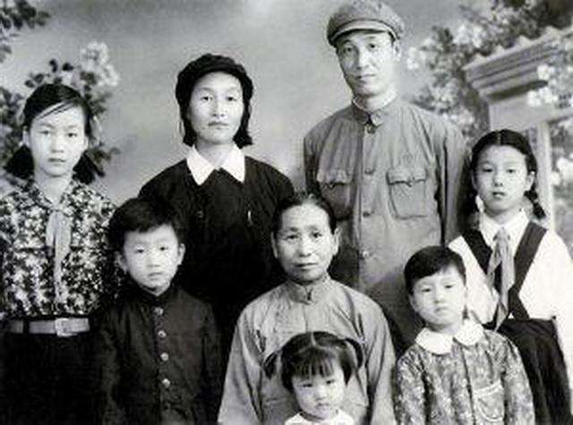 阎又文一家的合影