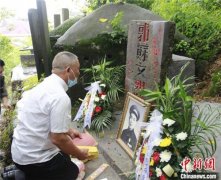 <b>65年前烈士墓碑碑找到 后人跨越两千里祭扫</b>