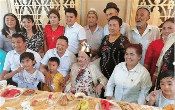 阿丽米罕·色依提与孩子们