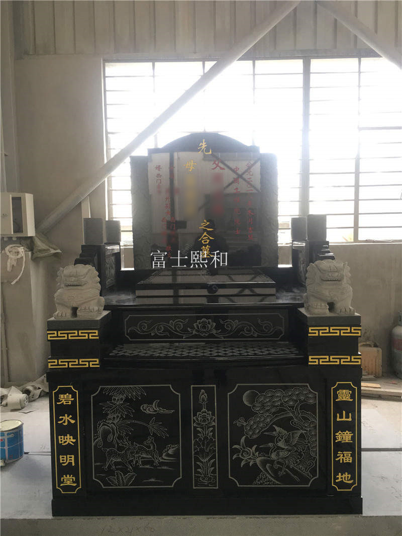 墓碑上的字的颜色